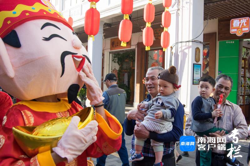 拍客 | 挂灯笼、写对联……海口街头年味浓