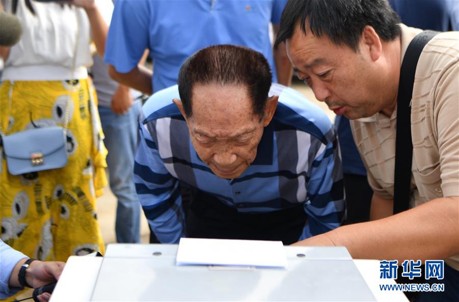 一颗稻谷里的爱国情怀记杂交水稻之父袁隆平