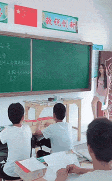 女主播进小学教室拍抖音：自媒体请自重