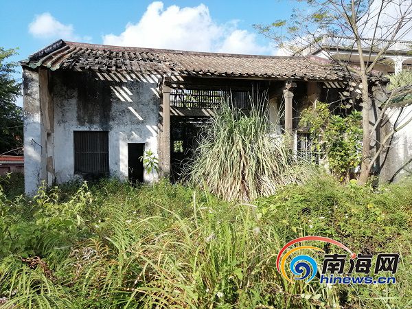 书院东西两侧的建筑损毁严重。.jpg