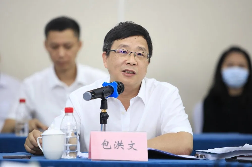 包洪文一行先后来到天涯海角,三亚湾等地实地察看亚沙会场地设施工程