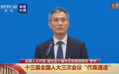 15秒看两会｜抗疫院长罗杰：在战疫一线 对“90后”刮目相看