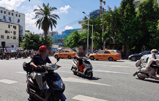 不文明交通行为曝光台 | 三亚荔枝沟路交通乱象：行人、电动车闯红灯时时上演