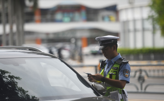 不文明交通行为曝光台 | 直击三亚机动车过斑马线不礼让行人乱象 1小时查处9起 