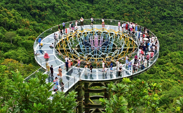 免税购物、特色民宿……这个假期三亚旅游市场精彩纷呈，热度不减