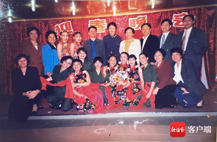 2000年春节,海口市妇幼保健院举办院联欢晚会.