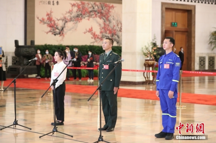 10月16日，中国共产党第二十次全国代表大会在北京人民大会堂开幕。大会开幕前，举行“党代表通道”采访活动。图为姜丽娟、孙金龙、於若飞代表(自左至右)接受采访。 <a target='_blank'  data-cke-saved-href='/' href='/'>中新社</a>记者 蒋启明 摄