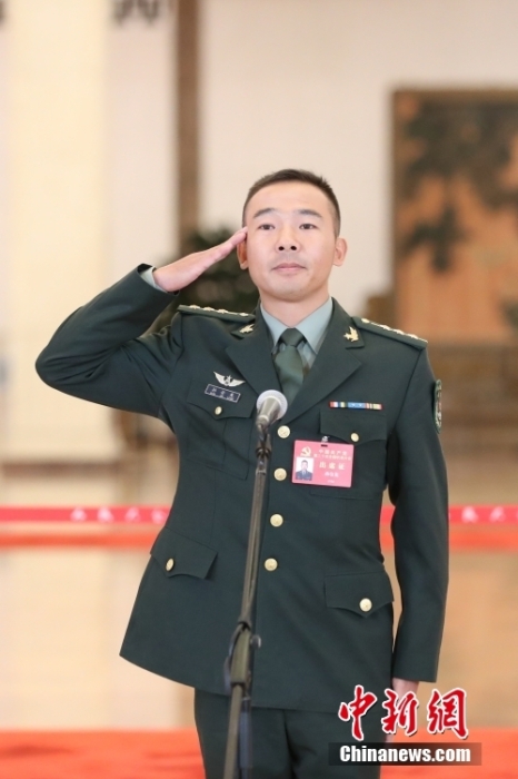 图为孙金龙代表接受采访。 <a target='_blank'  data-cke-saved-href='/' href='/'>中新社</a>记者 蒋启明 摄
