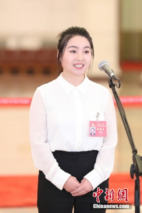 10月16日，中国共产党第二十次全国代表大会在北京人民大会堂开幕。大会开幕前，举行“党代表通道”采访活动。图为姜丽娟代表接受采访。 <a target='_blank'  data-cke-saved-href='/' href='/'>中新社</a>记者 蒋启明 摄