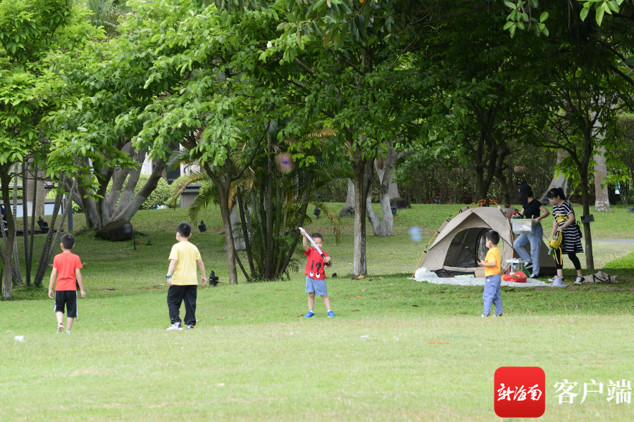 轻松惬意！“五一”海口万绿园户外帐篷受热捧