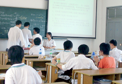 补课的学生正在问老师问题
