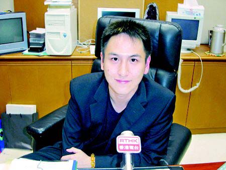 汤珈铖在父亲去世后,接管汤臣集团."汤臣一品"楼盘成为上海楼王.