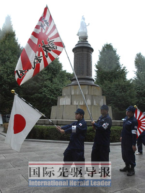 中国男子靖国神社折断太阳旗 打日本人?[图]