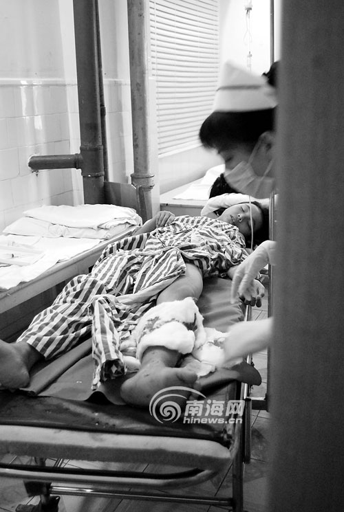 海口3名中学生同坐一辆电单车 被汽车严重撞伤