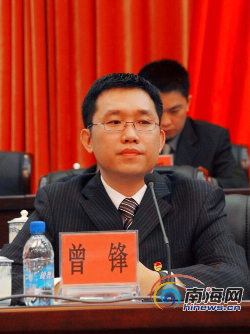 共青团三亚市委书记曾锋主持大会. (本网记者李永金摄影)