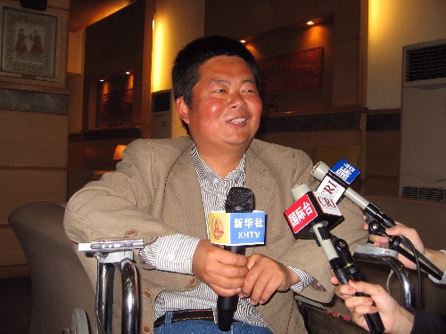 公司工程师龙晓伟在伊斯兰堡贝·布托国际机场贵宾候机室接受记者采访