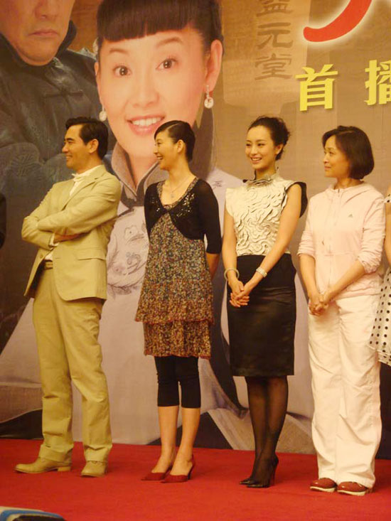 韩晓亮相《大国医》发布会 复古小黑裙惊艳(图)