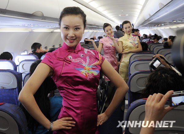 川航美丽空姐在首架a320飞机上展示旗袍[组图]