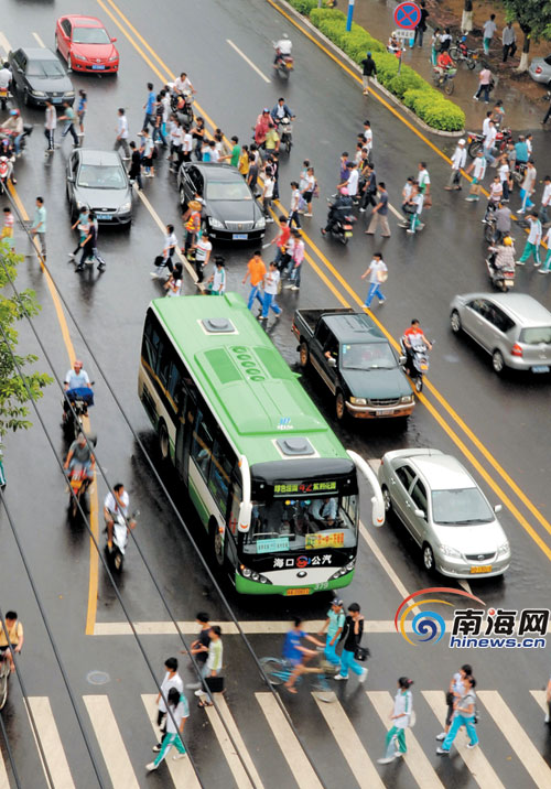 海口:行人不走人行道 穿行车流过马路
