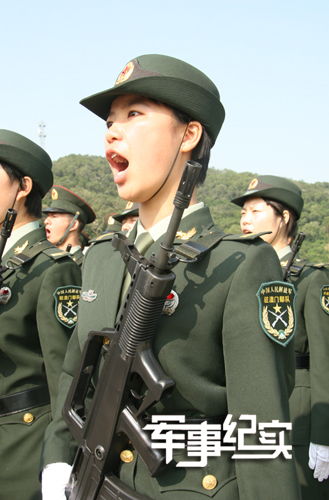 驻澳女兵"巾帼不让须眉[组图]