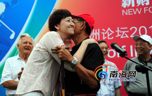 拉莫斯与女记者拥抱和礼节性的亲吻.(南海网记者汪德芬摄)