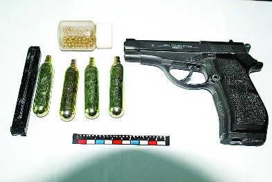 嫌犯用的枪和子弹.