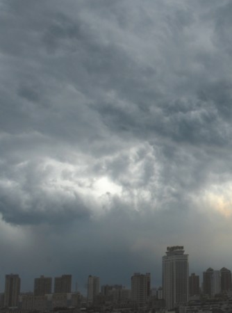 热雷雨吓不退秋老虎 成都美女仍清凉打扮