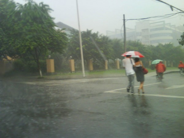 组图:今晨上班高峰忽然倾盆大雨 成都白领狼狈淋成落汤鸡