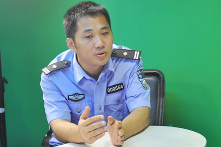 海南省公安厅交警总队杨铮科长(南海网记者汪德芬摄)