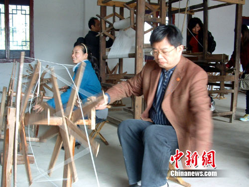 游客体验民间传统劳作—纺线和织布 作 者:李贵刚