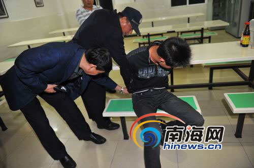 王某被警方带到拘留所.(南海网记者汪德芬摄)