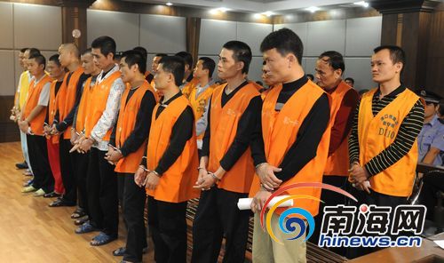 暴力争抢地盘殴打执法人员 23人海口受审