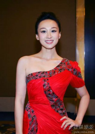 练束梅受邀时尚大典 "红色恋人"红色亮相