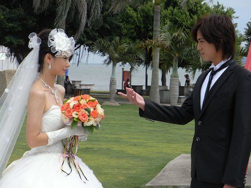 戚薇《夏家》婚纱造型曝光 与唐嫣结缘姐妹(图)