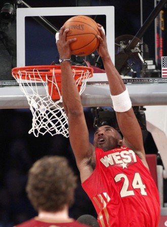 组图:科比荣膺全明星mvp 背身滑行扣篮霸气足