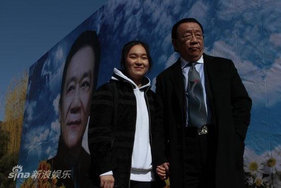 侯耀文安葬仪式举办 侯耀华侯瓒一起现身(组图)