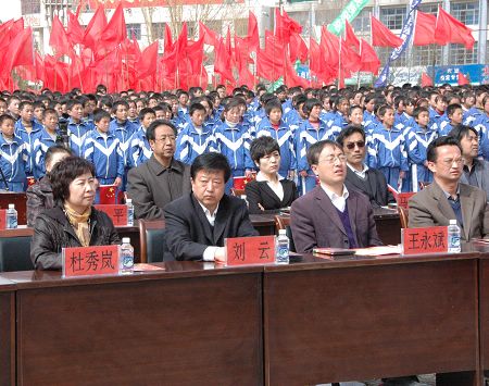 中卫市委书记刘云等人到会共同传唱红歌.