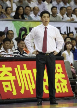 图文-cba总决赛广东0-1新疆 李春江很有气派
