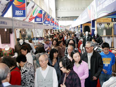 正在成都沙湾国际会展中心盛大举行的中国成都夏季品牌服装及丝绸博览