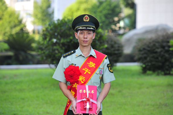 爱兵上尉张华金:真情像草原一样广阔