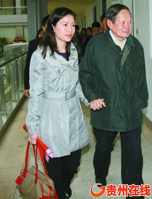杨振宁夫妇资料背景 杨振宁妻子翁帆资料生活照