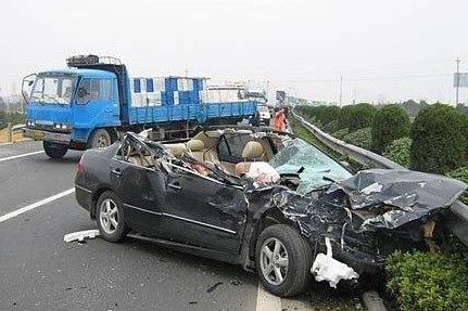 车祸资料图2011年7月4日凌,随(州)岳(阳)高速湖北省仙桃市毛嘴段发生