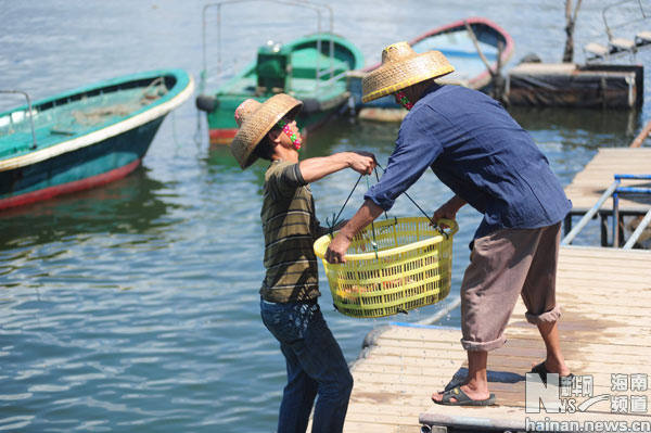 强热带风暴"洛坦"逼近 海南渔民紧急防风