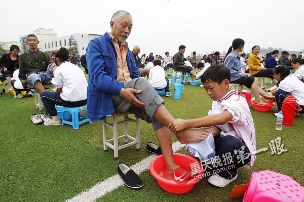 重庆300名小学生集体为长辈洗脚