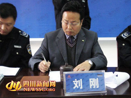 市创卫办副主任刘刚认真记录和回答网友提出的问题