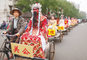 每年农历正月十五，地方特色的府城换花节系列活动吸引了众多市民和外地游客。图为“装马匹”民俗队伍在巡游。海南日报记者 宋国强 摄