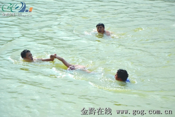 一名小男孩溺水锦江河 4名厨师下河救人(图)