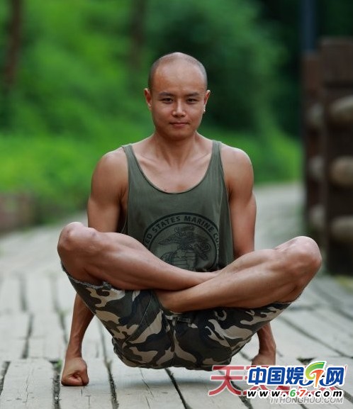 乐嘉发裸照秀肌肉 网友震惊:不愧是少林寺混过的