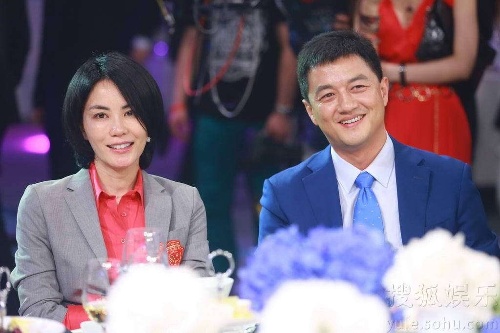 王菲李亚鹏职业套装亮相 刘嘉玲爆乳装显诱惑