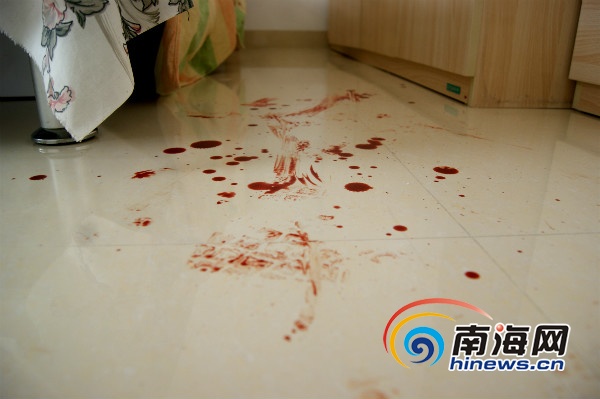 案发房间地上血迹斑斑(南海网见习记者吴湟帅摄)睡床上沾满了鲜血
